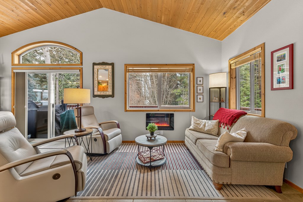 943 Cottage Court McCall, ID 83638 - Photo 7 of 34 Living Room