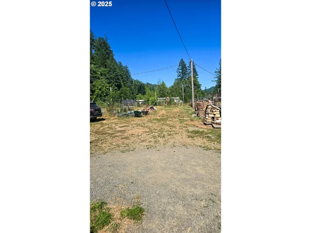 a black and white photo of a building