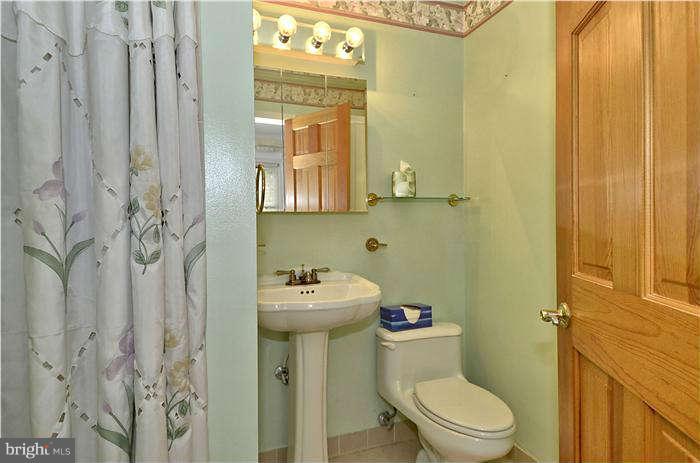 9516 Emory Grove Road Gaithersburg, MD 20877 - Photo 22 of 30 Bath (Master)