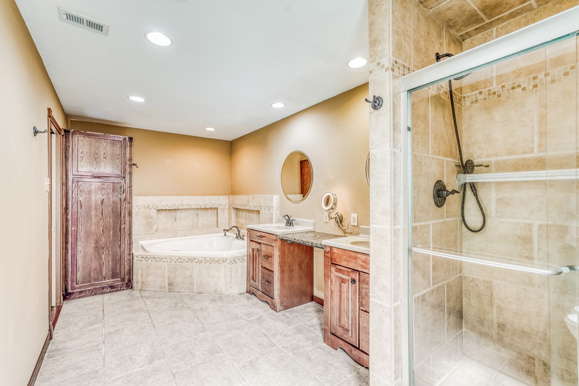 21611 Glenbranch Drive Spring, TX 77388 - Photo 10 of 15 a bathroom with a tub sink and mirror