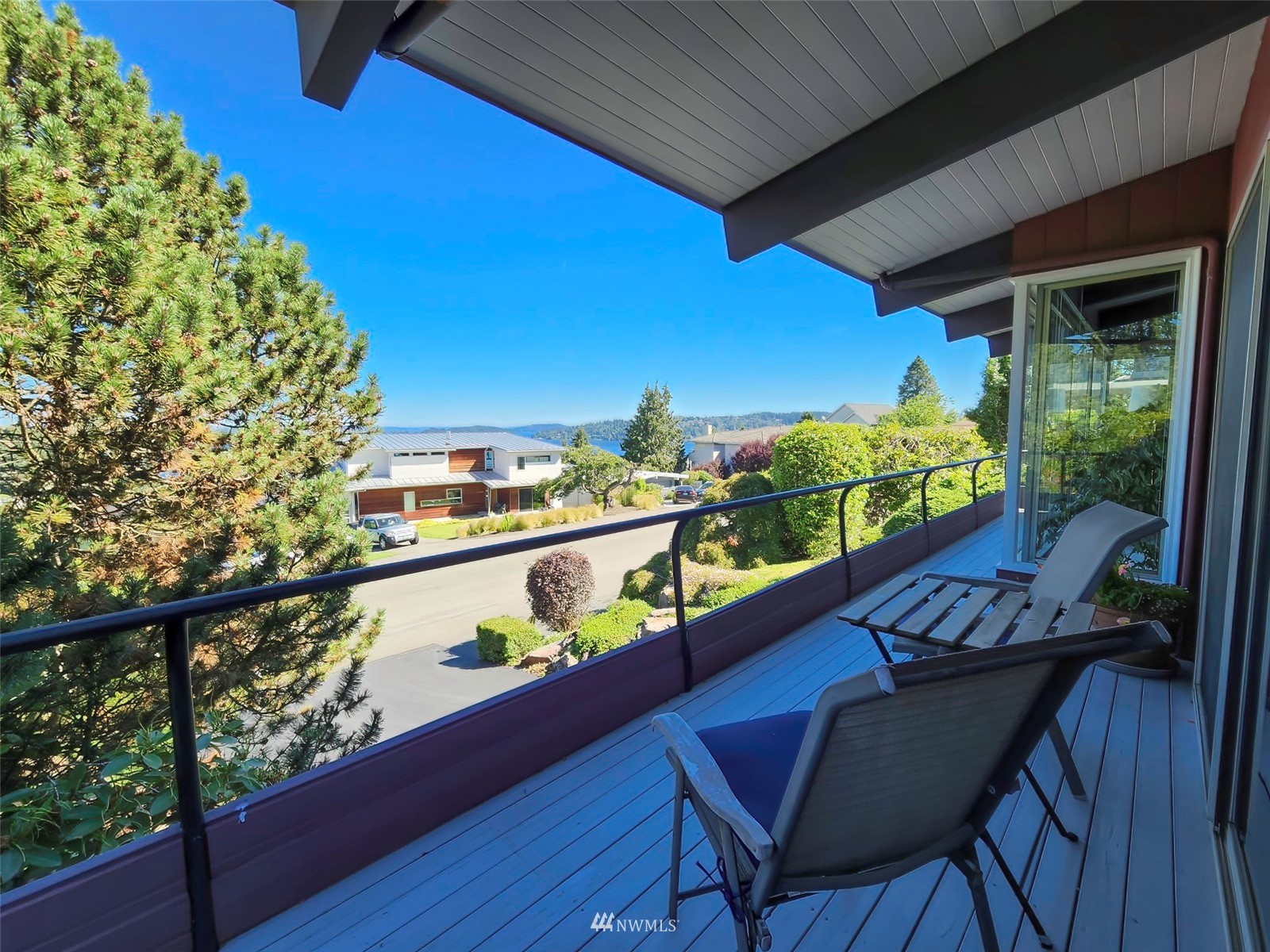 7133 South Sunnycrest Road Seattle, WA 98178 - Photo 3 of 39 a view of a chairs and table in patio