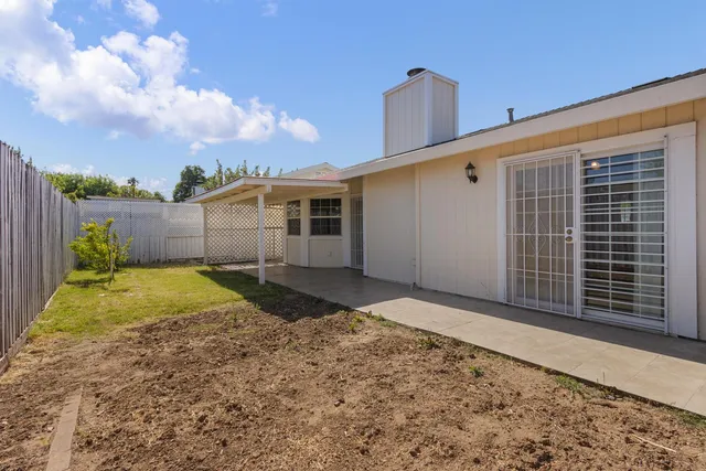 a view of back yard of the house