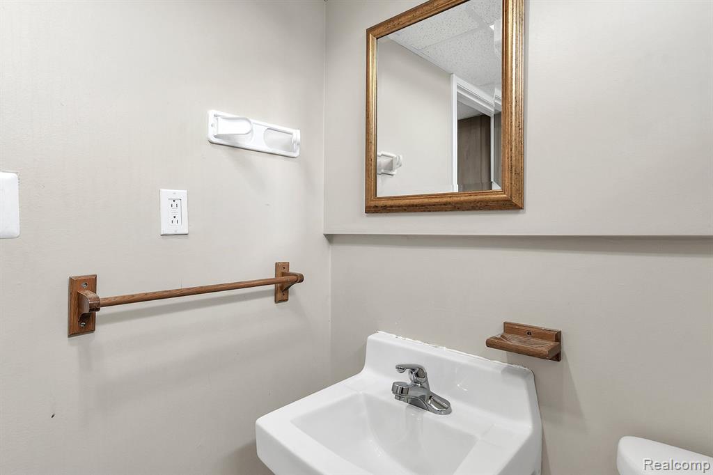 27087 Jean Road Warren, MI 48093 - Photo 28 of 36