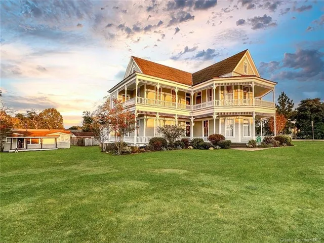 $379,900 | 203 South 1st Street, Leesville, LA 71446