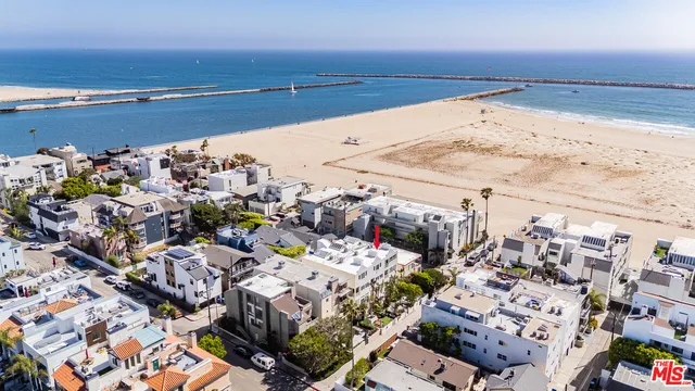 $14,500 | 16 Voyage Street, Marina del Rey, CA 90292