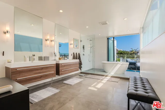 $14,500 | 16 Voyage Street, Marina del Rey, CA 90292