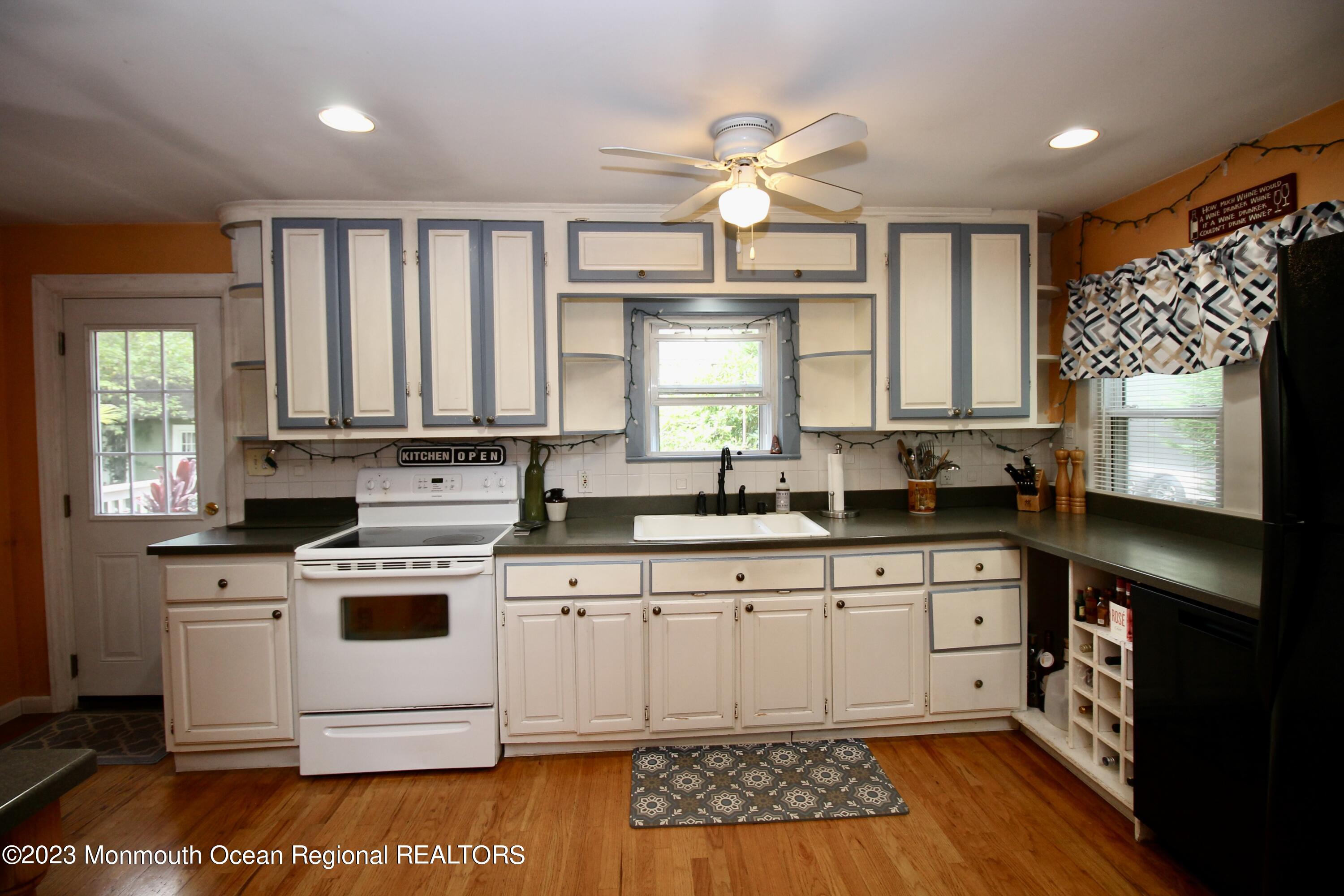 216 Lenape Trail Jackson, NJ 08527 - Photo 18 of 58 a kitchen with a stove a sink and a microwave