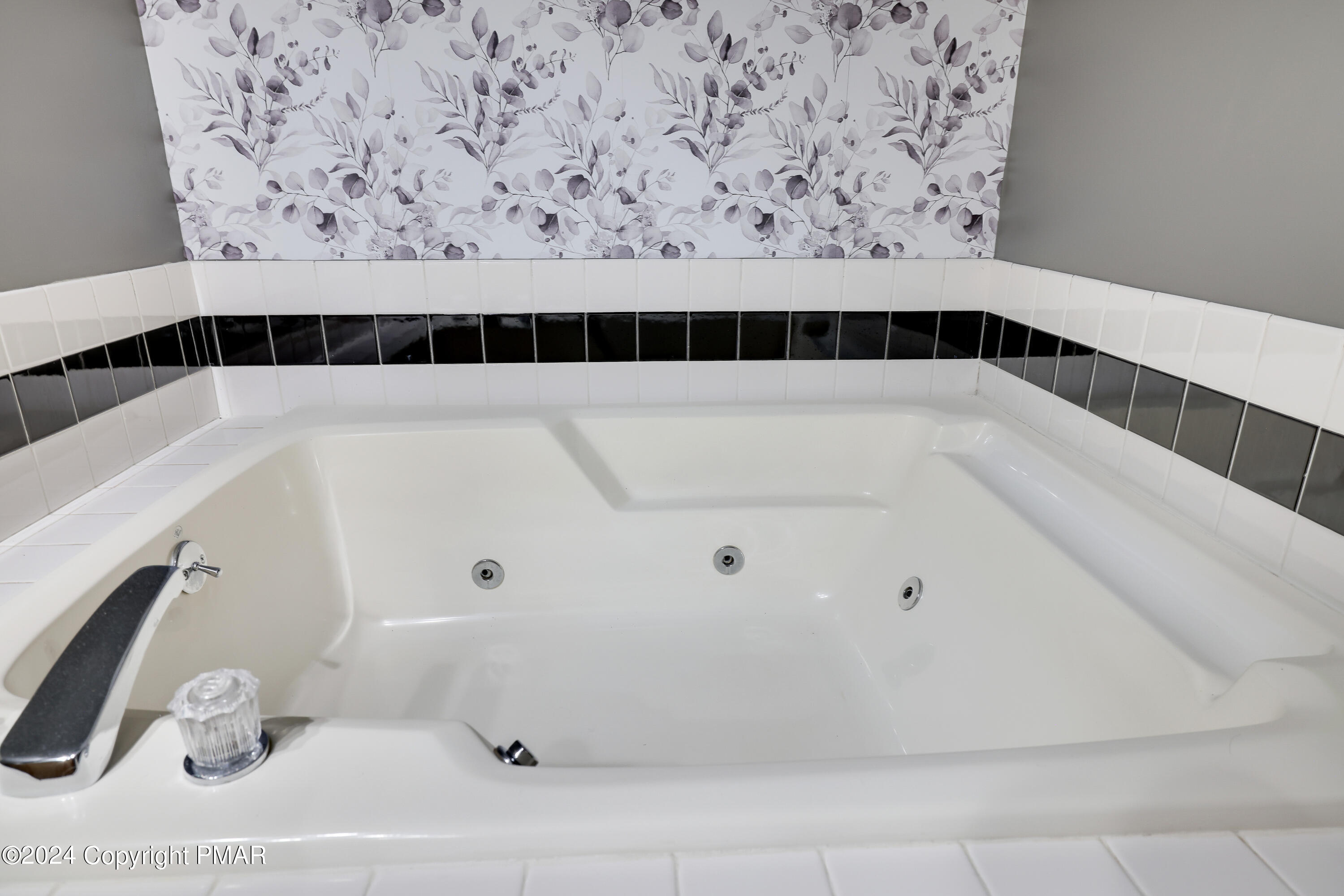 84 Short Hill Rd Lake Lake Harmony, PA 18624 - Photo 25 of 38 a bathroom with a bathtub