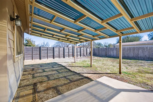 a view of a backyard