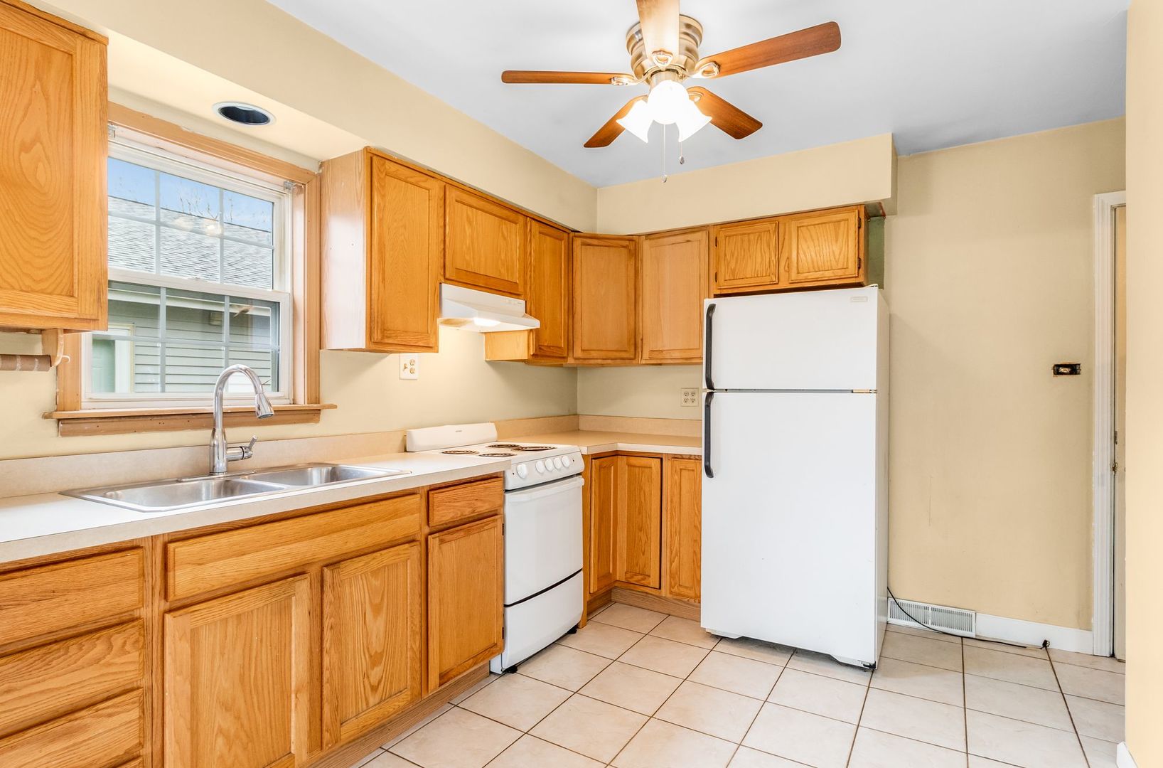 S748 Myrtle Street Winfield, IL 60190 - Photo 6 of 22