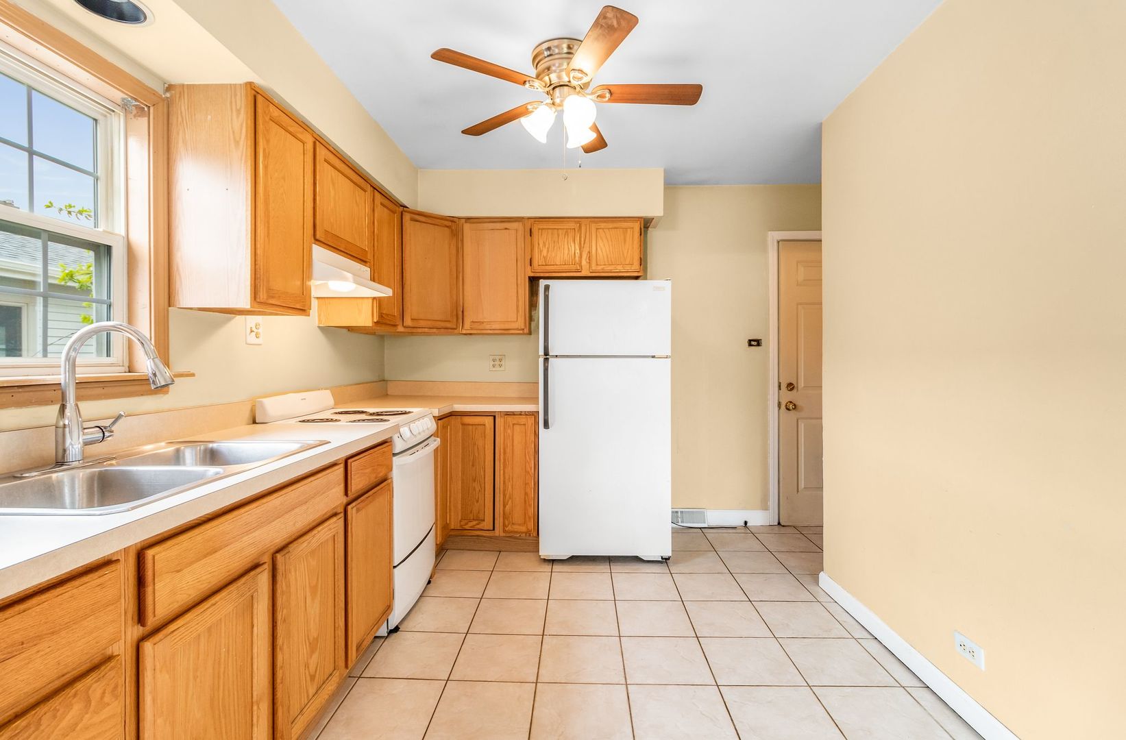 S748 Myrtle Street Winfield, IL 60190 - Photo 7 of 22