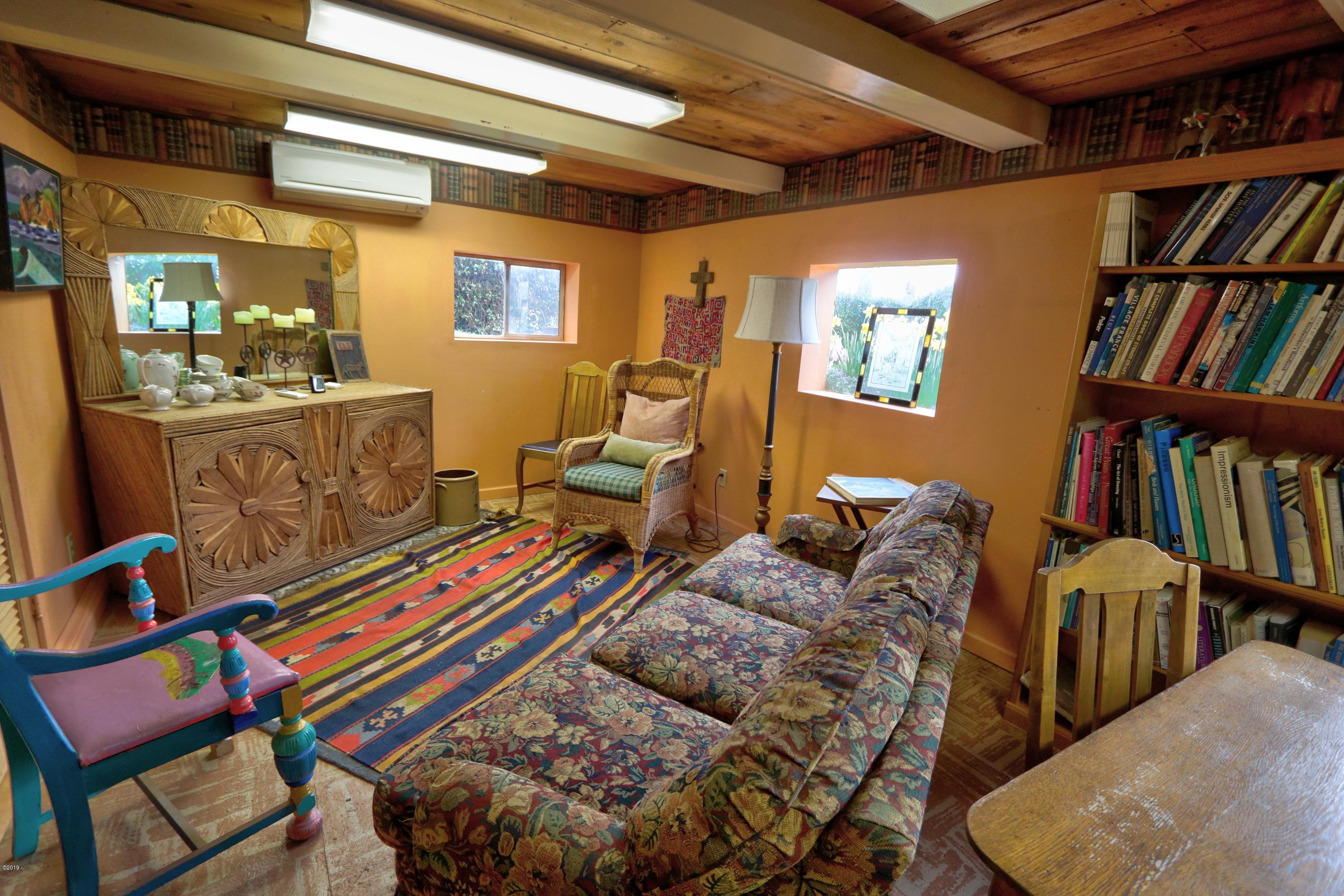 19 Southwest Hurbert Street Newport, OR 97365 - Photo 36 of 51 Lower living area