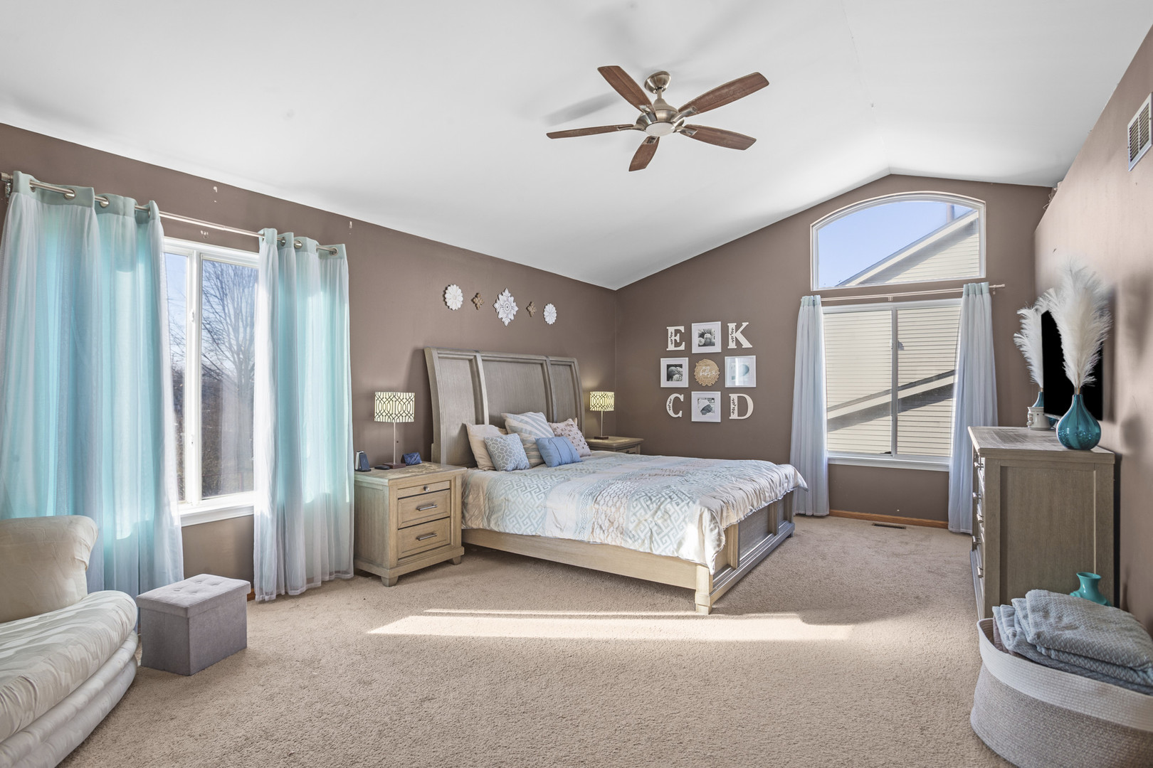 1743 Newbridge Circle Elgin, IL 60123 - Photo 5 of 21