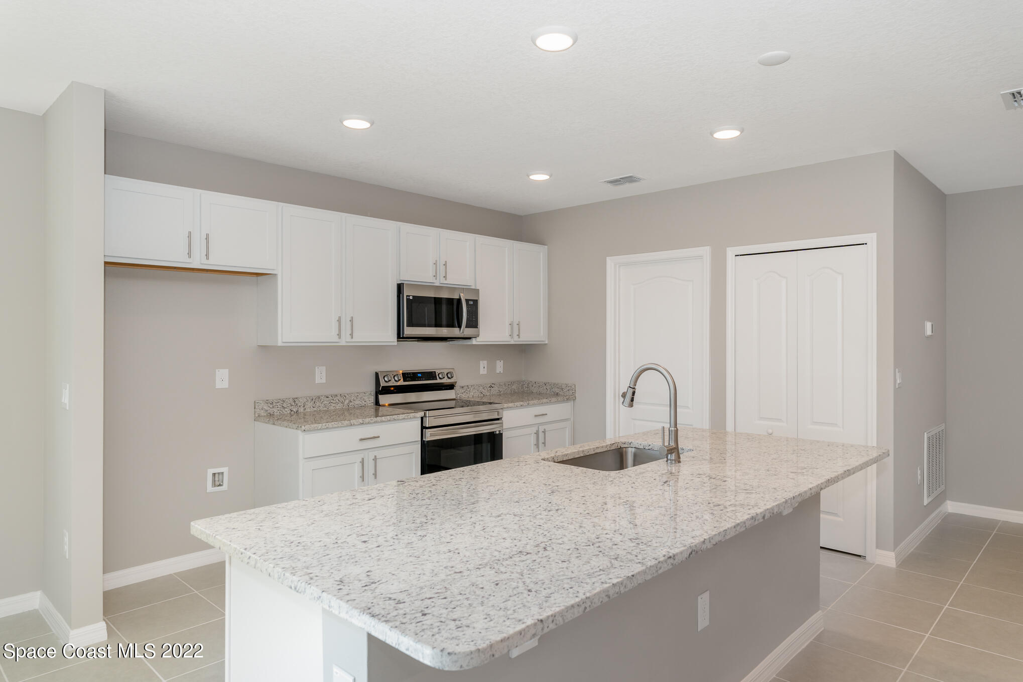660 Sauders Road Southeast Palm Bay, FL 32909 - Photo 8 of 23 Kitchen2