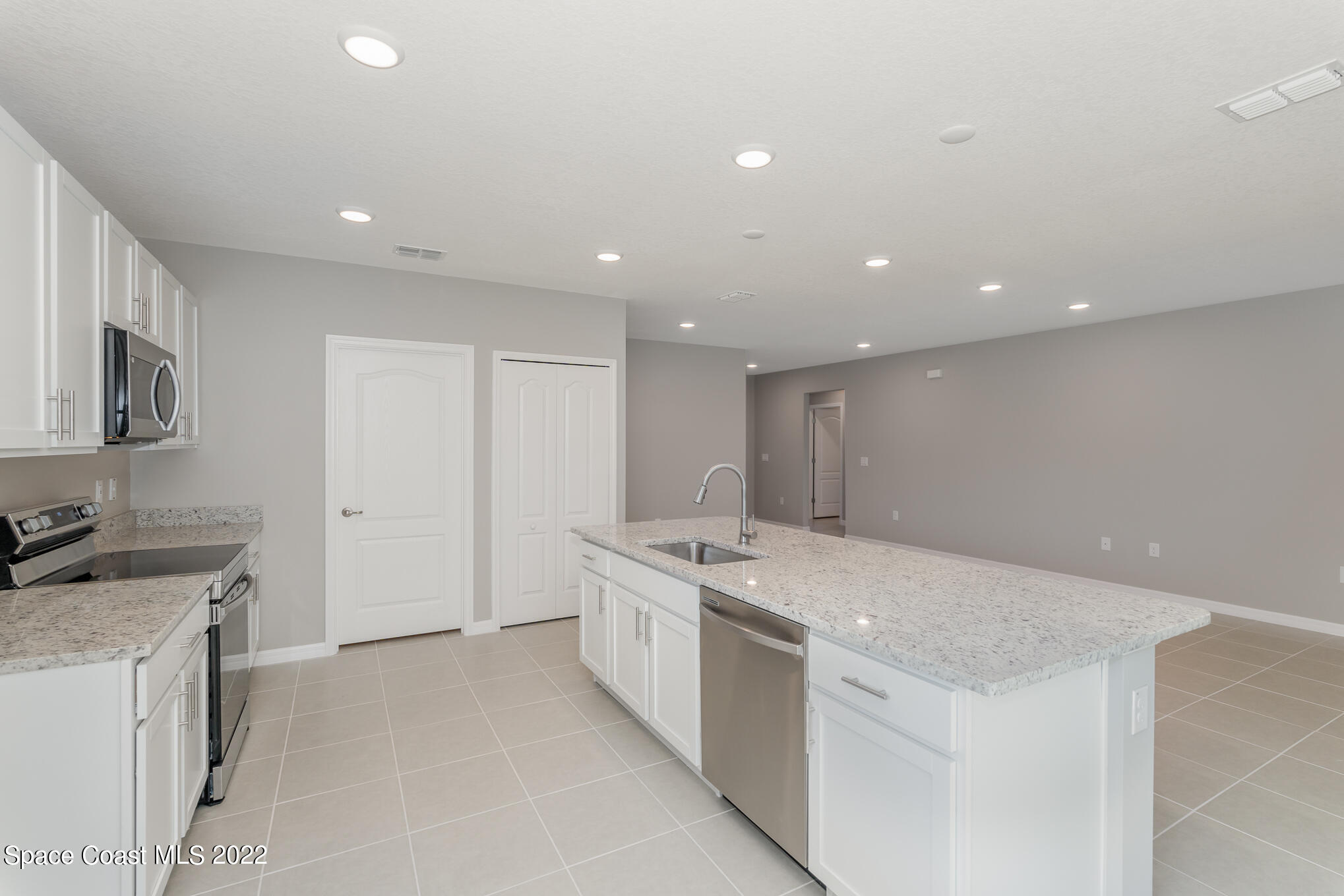 660 Sauders Road Southeast Palm Bay, FL 32909 - Photo 9 of 23 Kitchen3