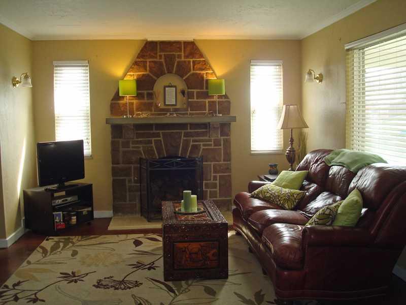 4831 Doyle Road Whitehall, PA 15227 - Photo 3 of 25 Living Room.