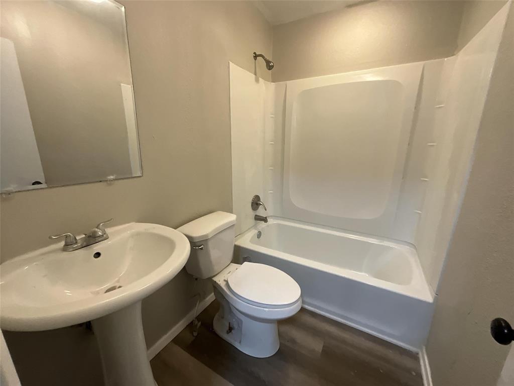 405 Beard Street Canton, TX 75103 - Photo 7 of 20 a bathroom with a sink a toilet and a bathtub