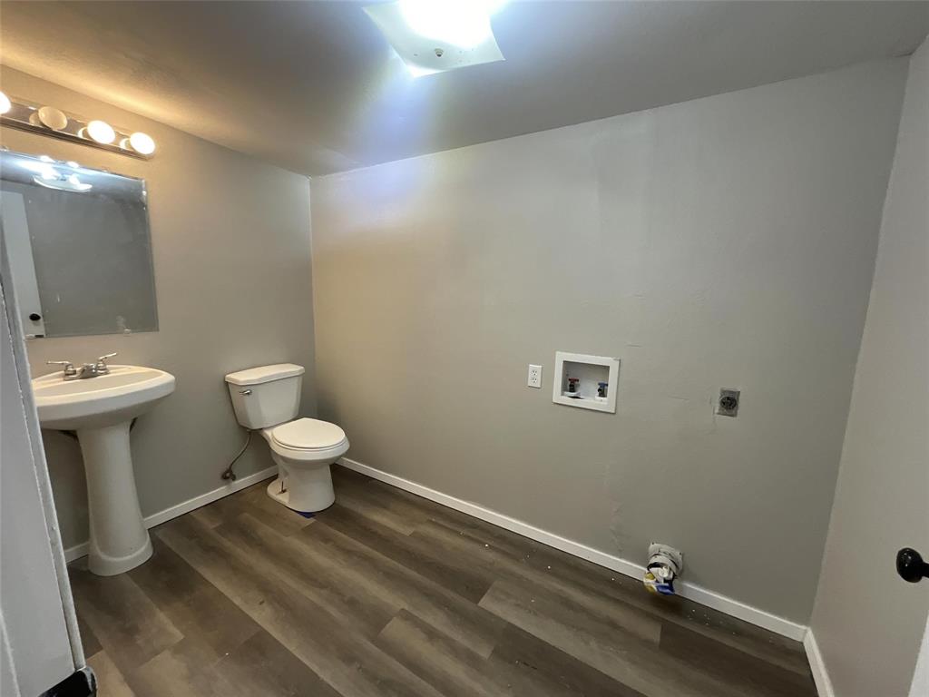 405 Beard Street Canton, TX 75103 - Photo 10 of 20 a bathroom with a toilet