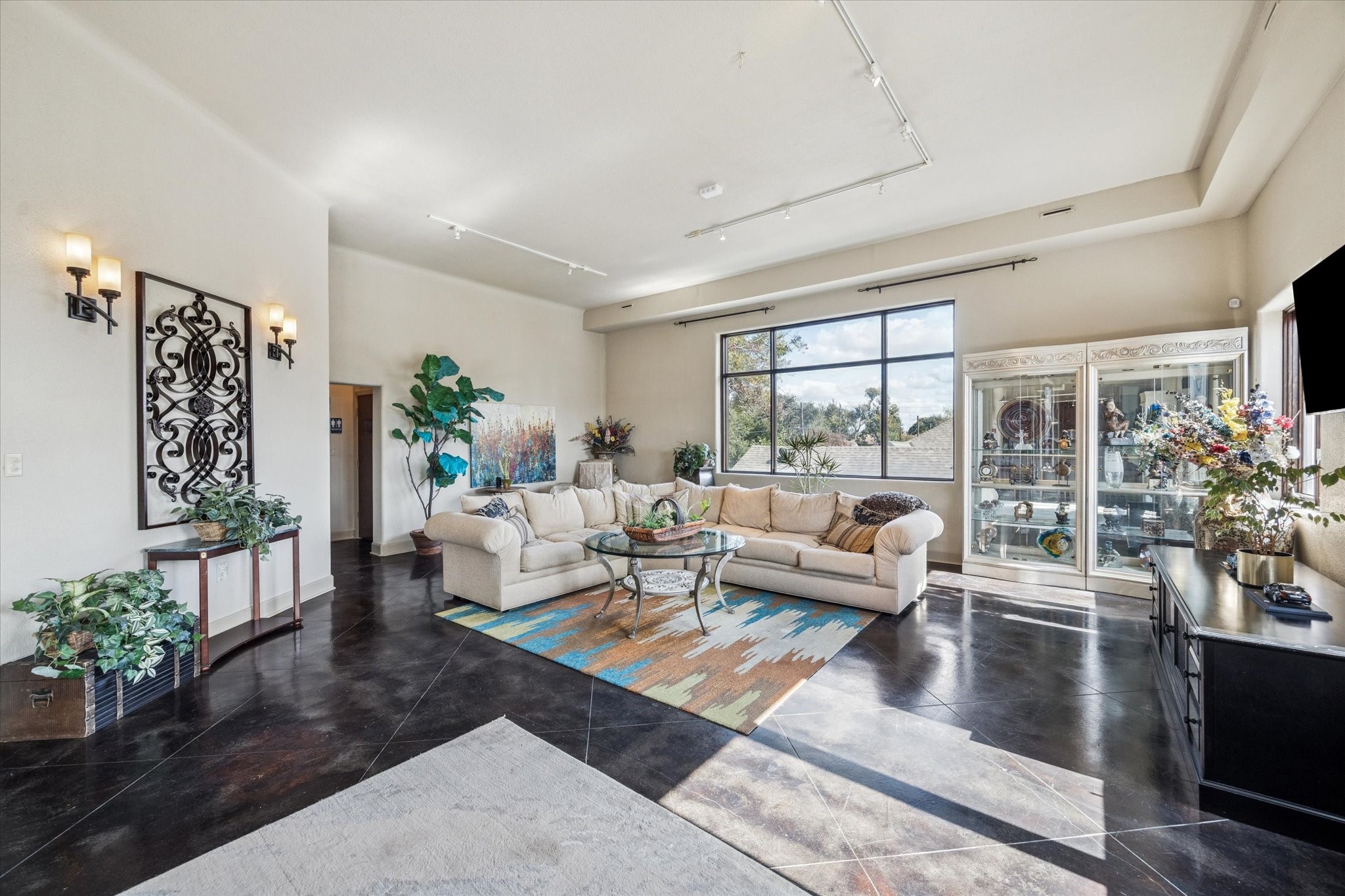 1919 Lubbock Street Houston, TX 77007 - Photo 12 of 36 a living room with furniture and flowers