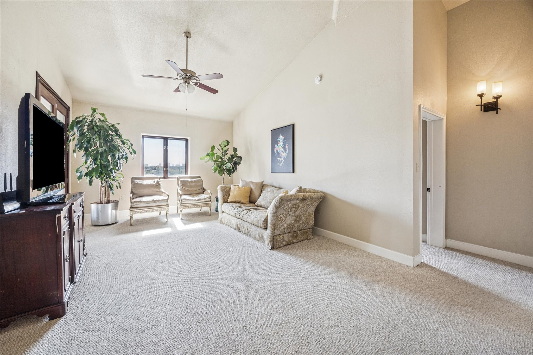 1919 Lubbock Street Houston, TX 77007 - Photo 19 of 36 a living room with furniture and a flat screen tv