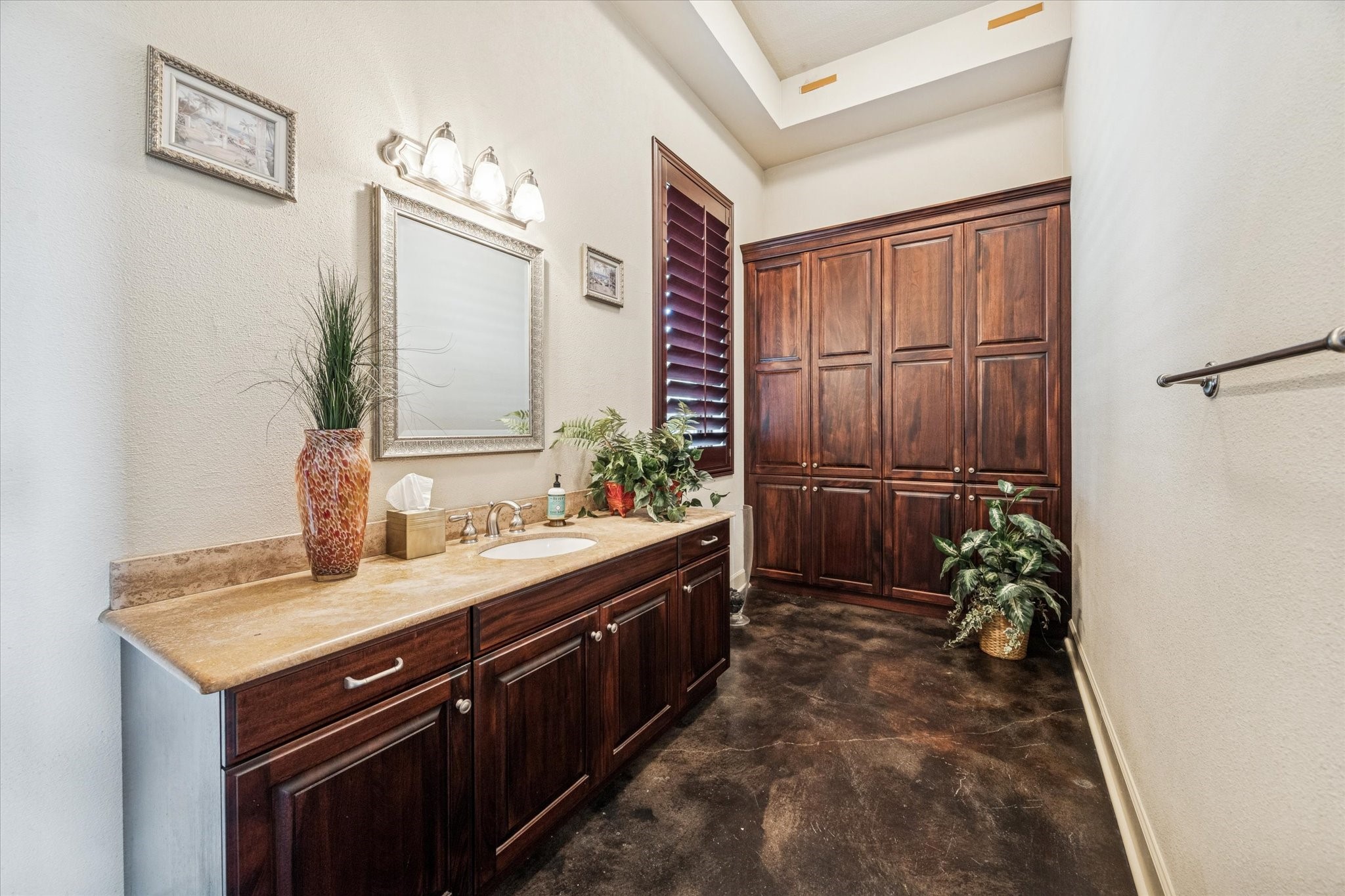 1919 Lubbock Street Houston, TX 77007 - Photo 21 of 36 a bathroom with a sink and mirror