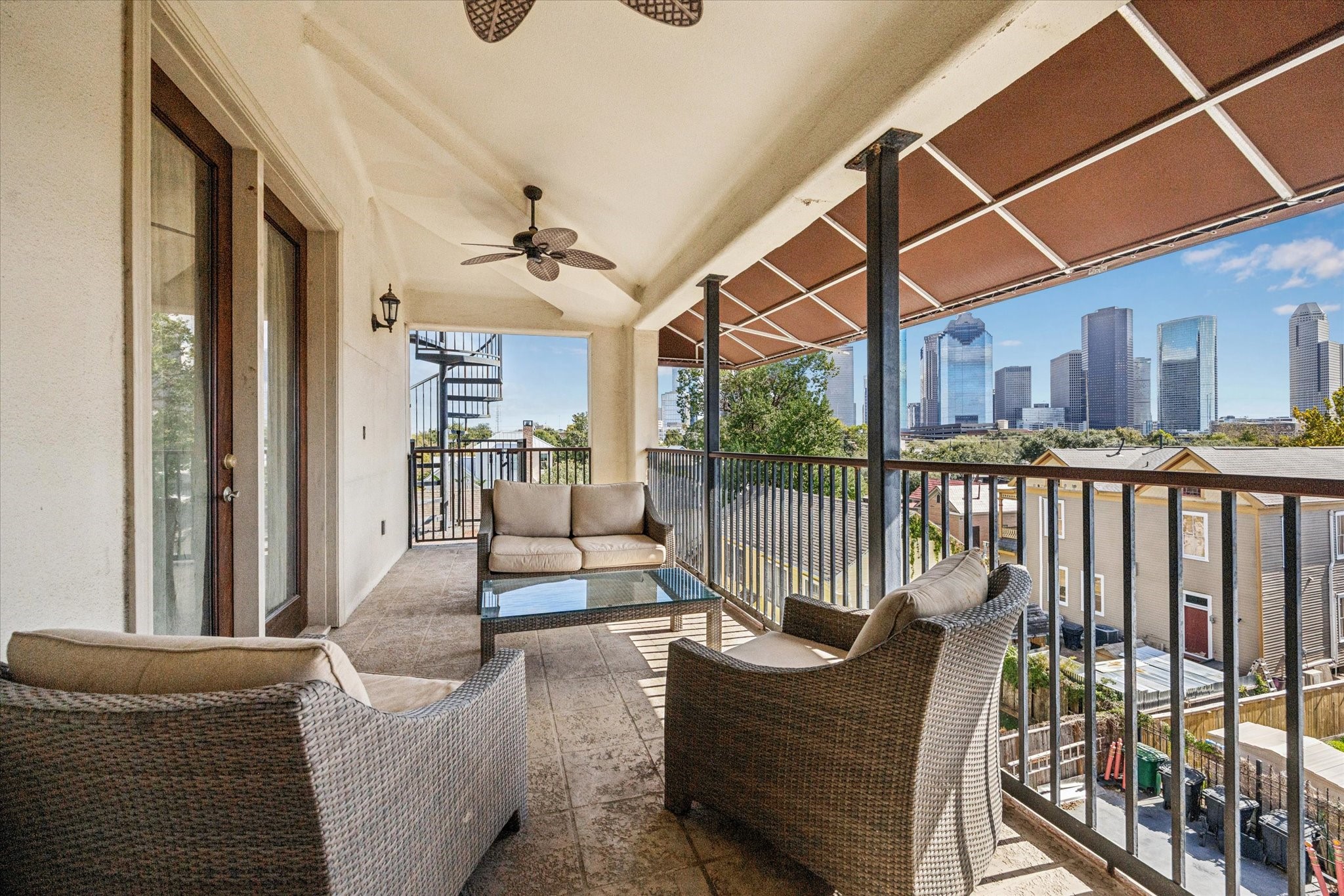 1919 Lubbock Street Houston, TX 77007 - Photo 4 of 36 a living room with furniture