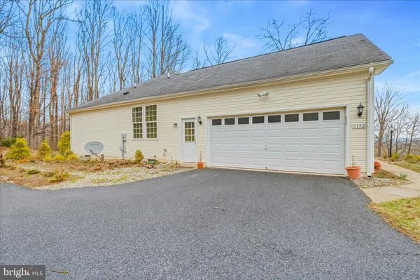 a view of a house with backyard