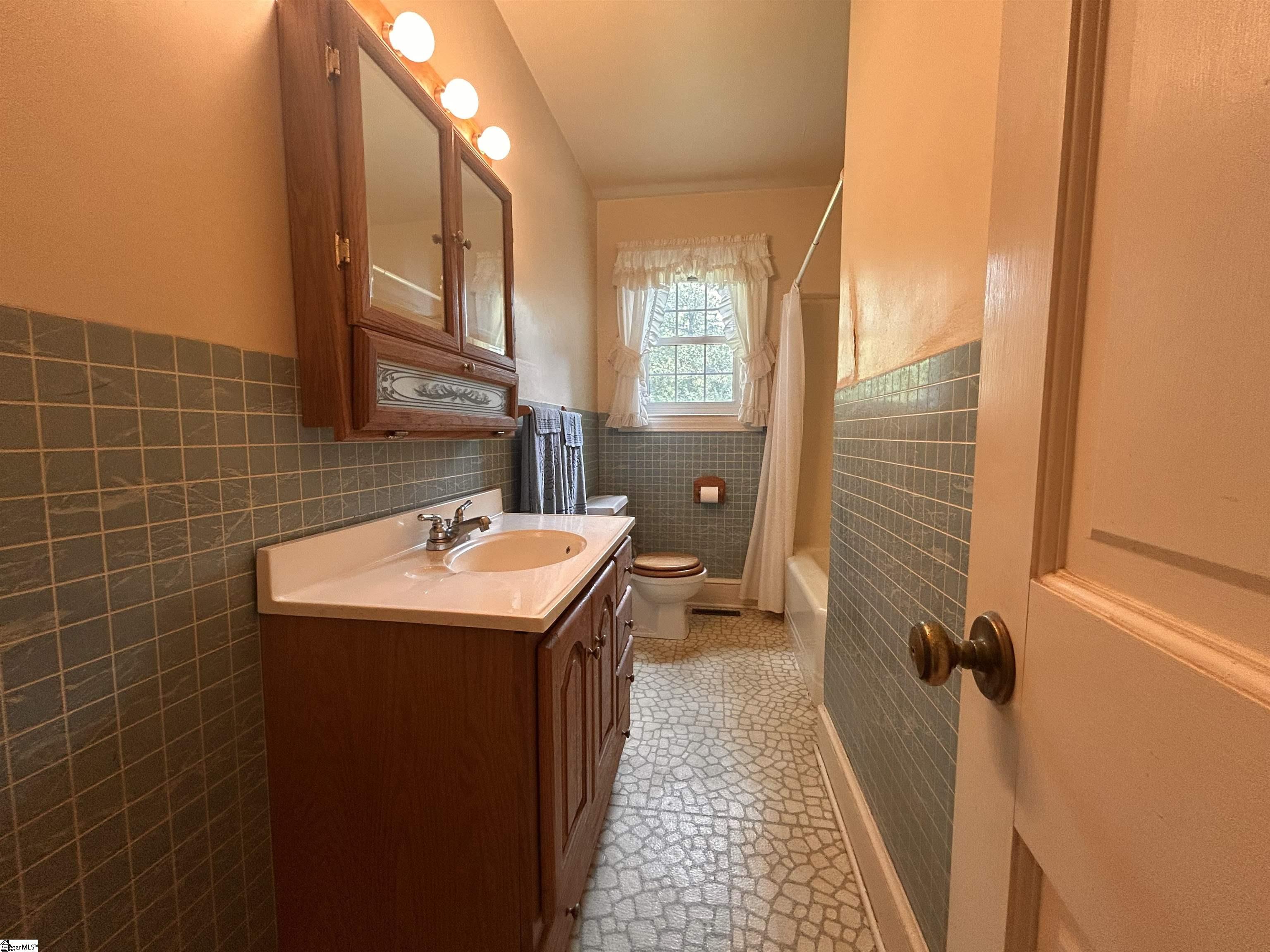 1003 West Main Street Laurens, SC 29360 - Photo 2 of 16
