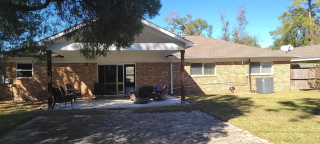 a view of a house with backyard