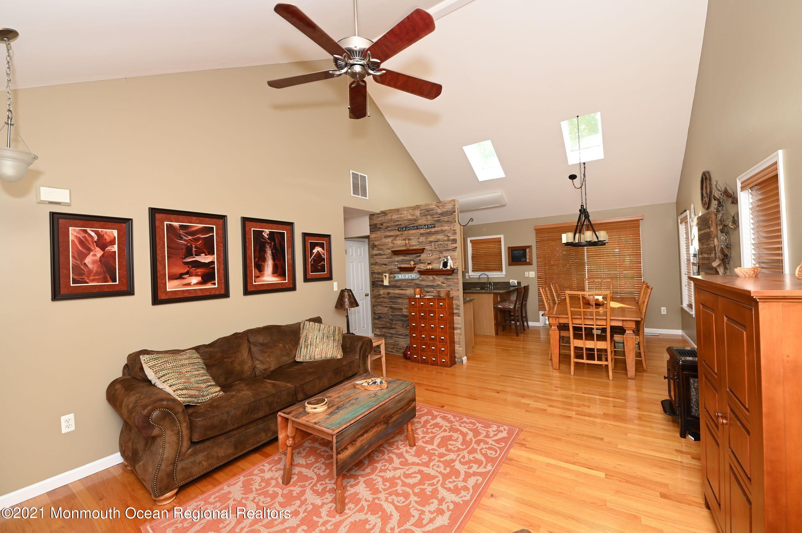 31 Oxycocus Road Manahawkin, NJ 08050 - Photo 3 of 17 31 oxy liv din 2
