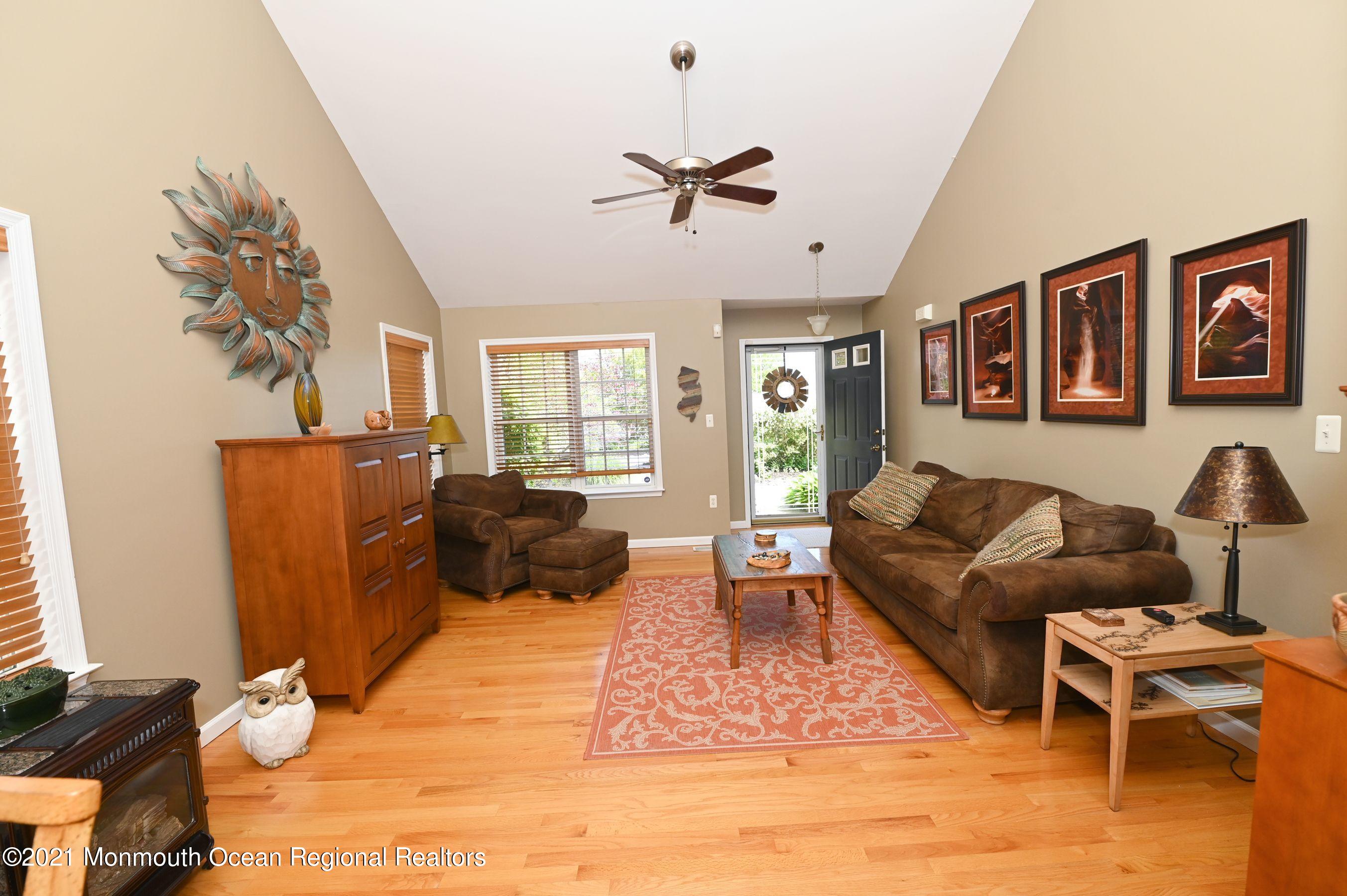 31 Oxycocus Road Manahawkin, NJ 08050 - Photo 4 of 17 31 oxy liv din 3