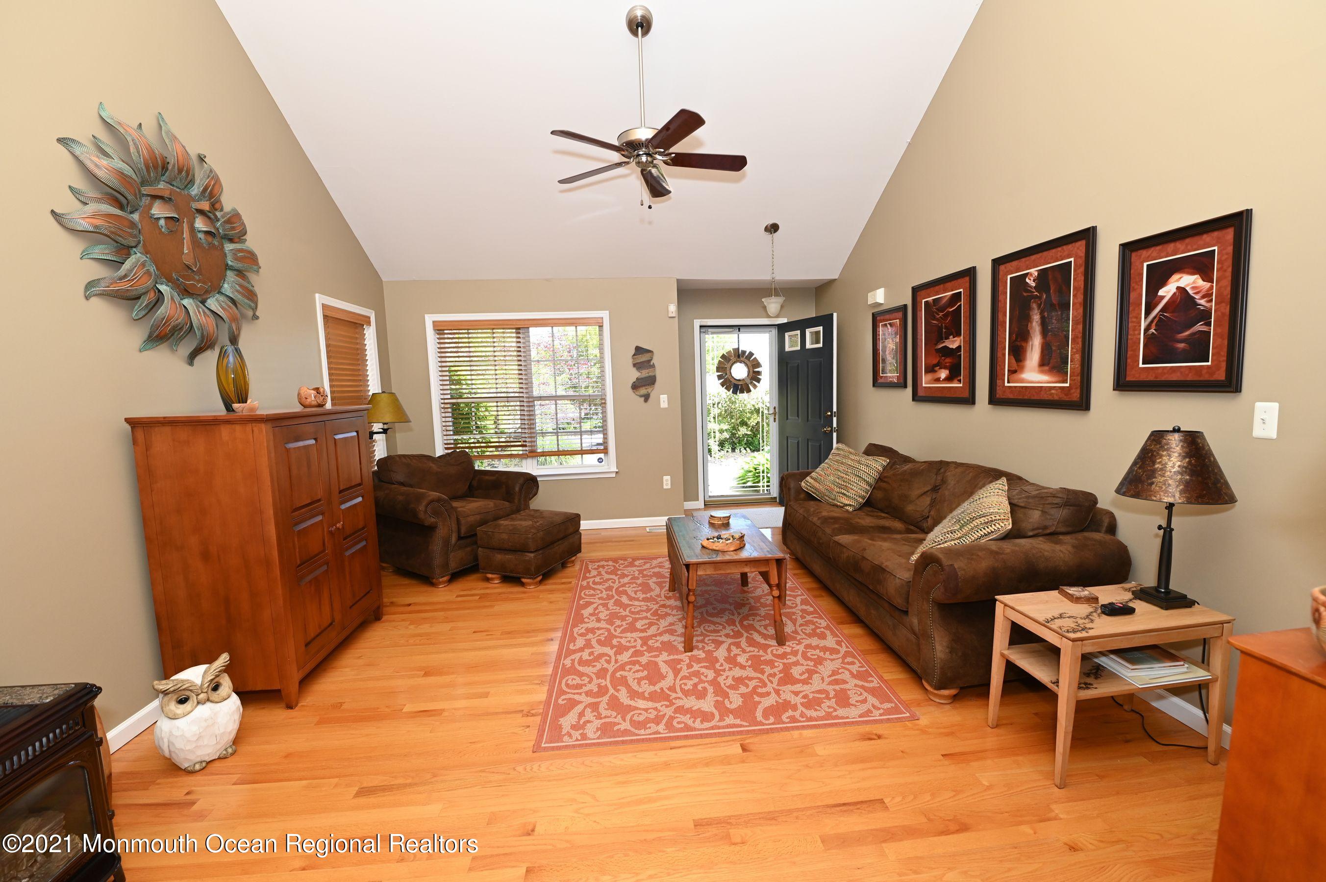 31 Oxycocus Road Manahawkin, NJ 08050 - Photo 6 of 17 31 oxy liv rm