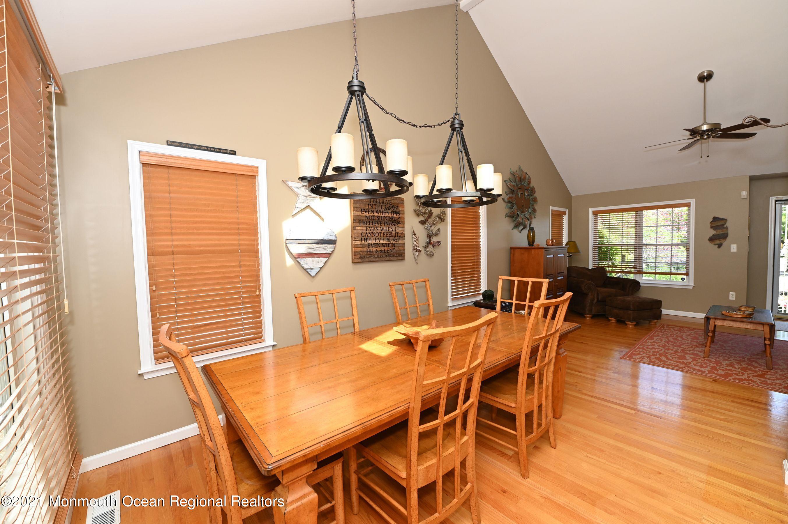 31 Oxycocus Road Manahawkin, NJ 08050 - Photo 7 of 17 31 oxy din rm