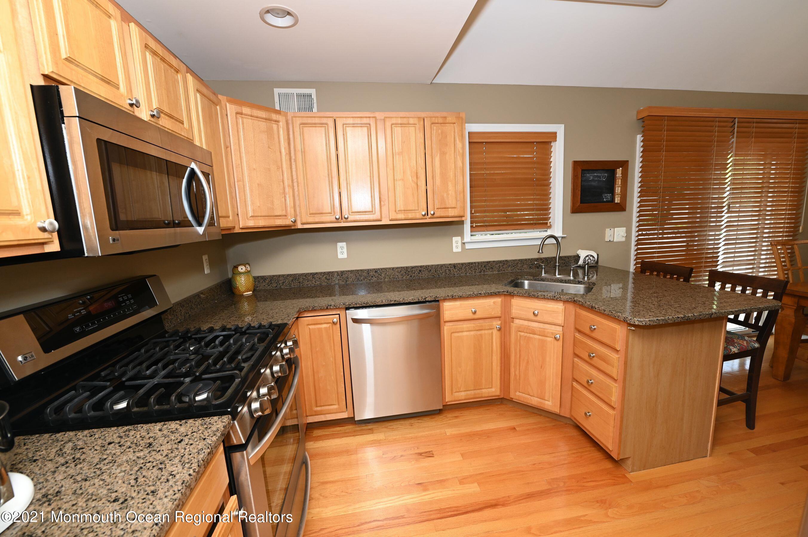 31 Oxycocus Road Manahawkin, NJ 08050 - Photo 9 of 17 31 oxy kitchen2