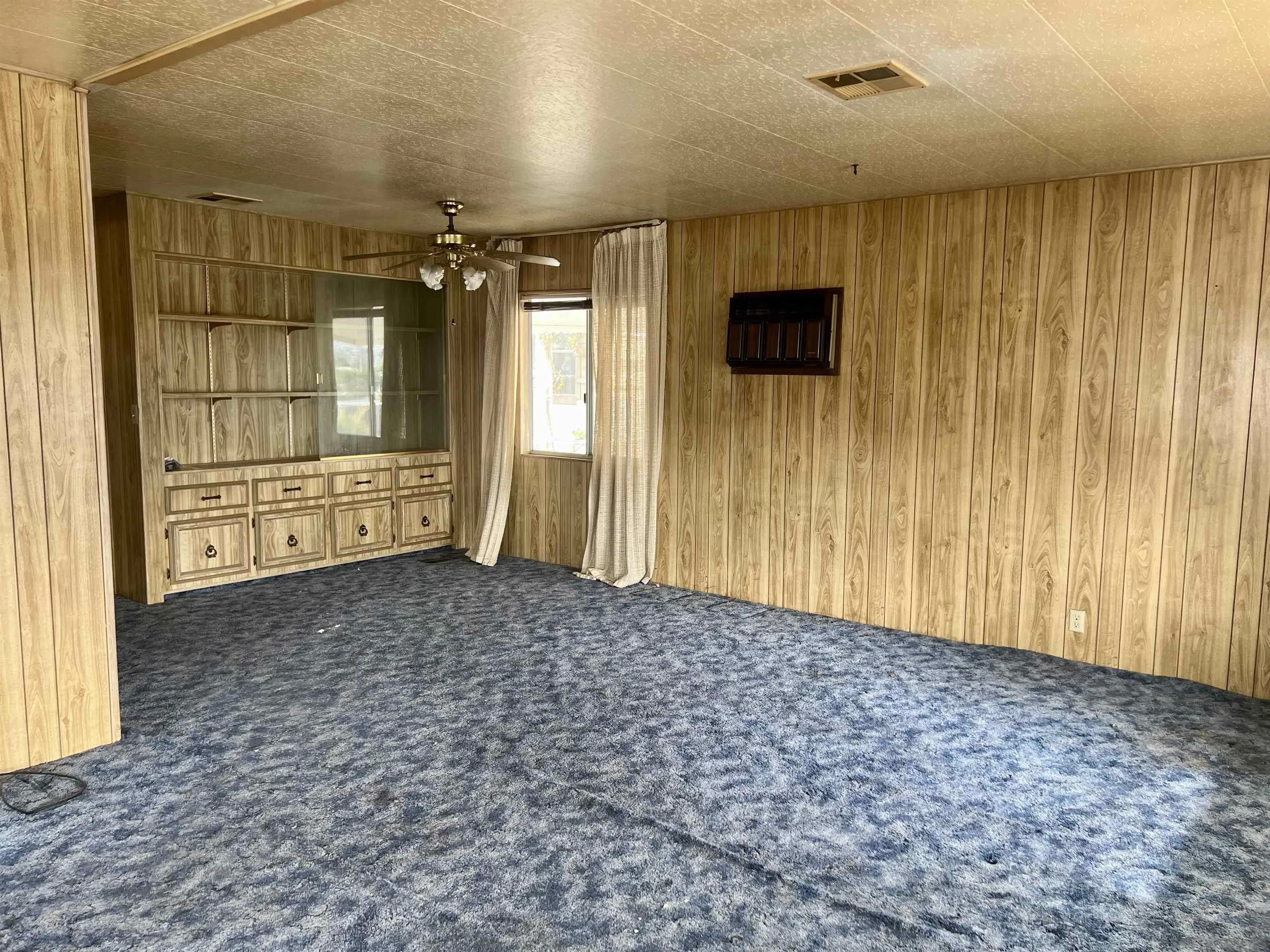 809 Olive Avenue, Unit 11 Vista, CA 92083 - Photo 8 of 26 en empty room with window