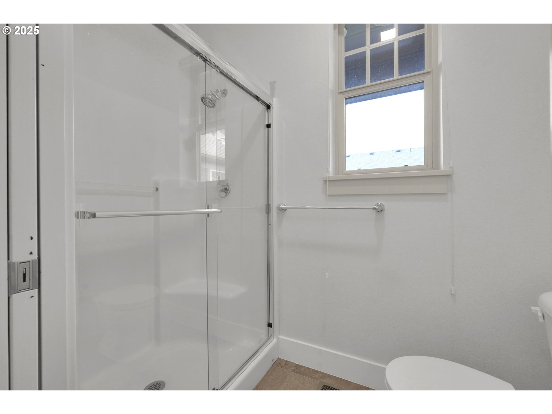 1260 Little John Lane Eugene, OR 97401 - Photo 24 of 44 a bathroom with a window
