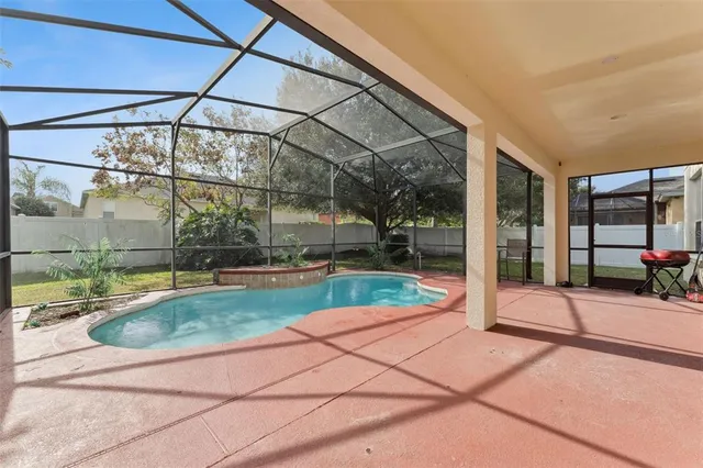 a view of a backyard