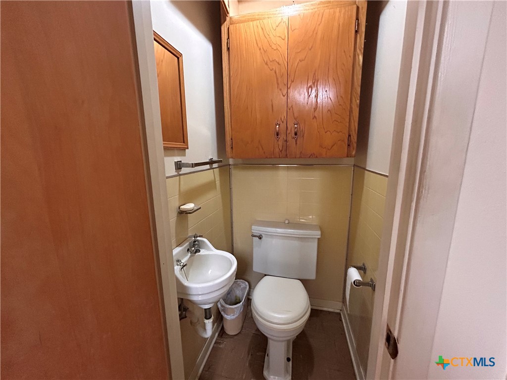 614 Apollo Drive Edna, TX 77957 - Photo 23 of 41 a bathroom with a toilet and a sink