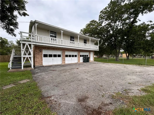 a view of a house with backyard and garden