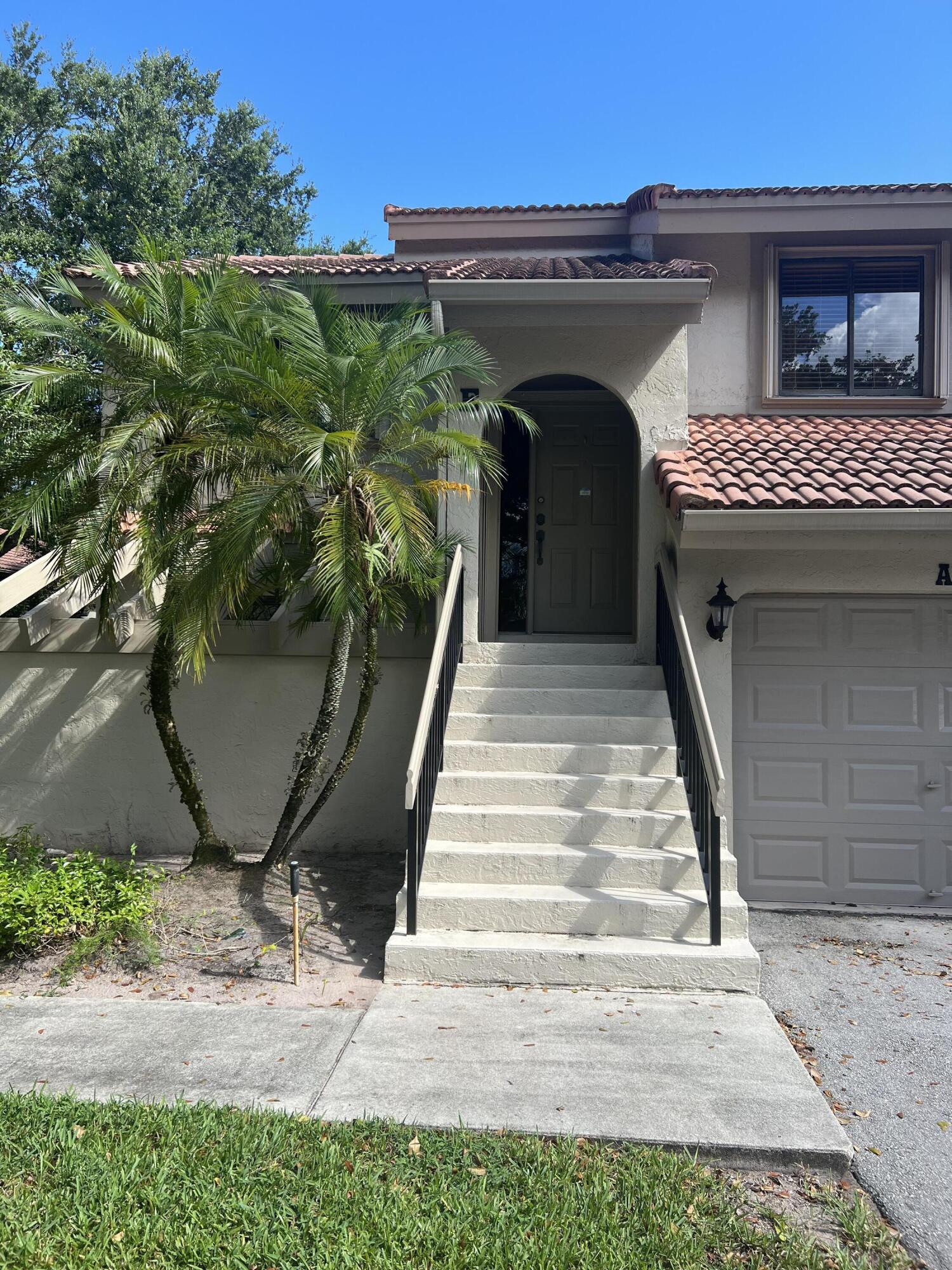 5740 Coach House Circle, Unit E Boca Raton, FL 33486 - Photo 3 of 26 Tammy front of house 4