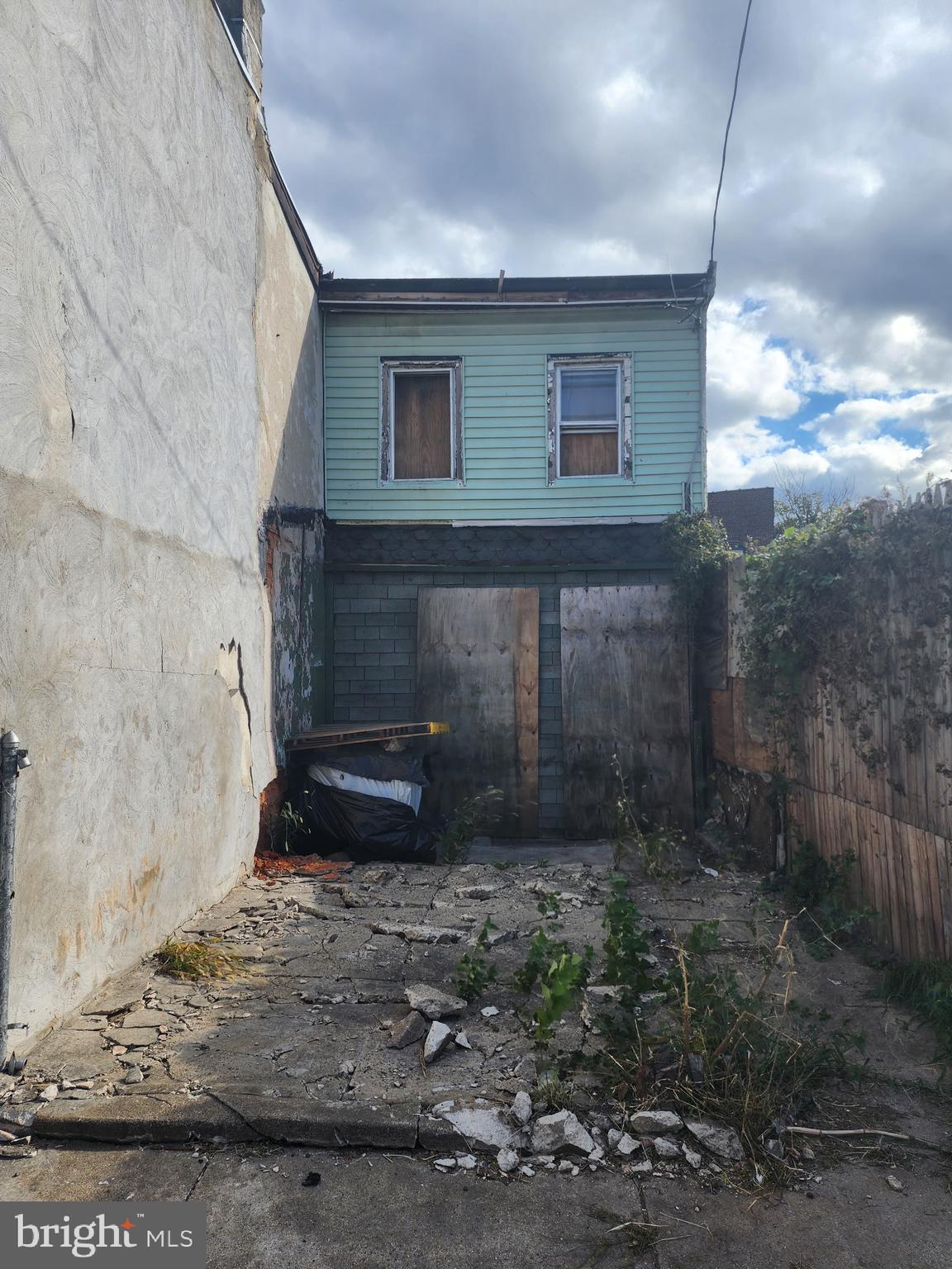 a view of a back yard