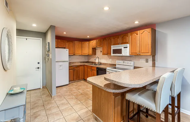 $184,872 | 5840 West 77th Street, Unit 302, Burbank, IL 60459