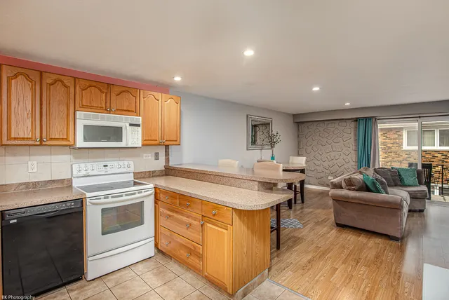 $184,872 | 5840 West 77th Street, Unit 302, Burbank, IL 60459