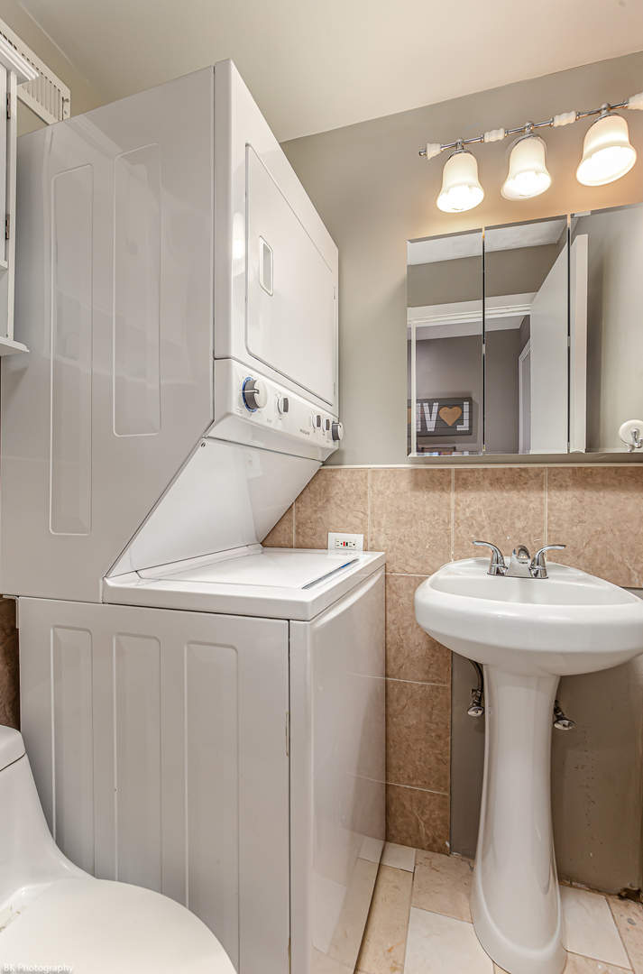 5840 West 77th Street, Unit 302 Burbank, IL 60459 - Photo 5 of 15 a bathroom with a sink and a mirror