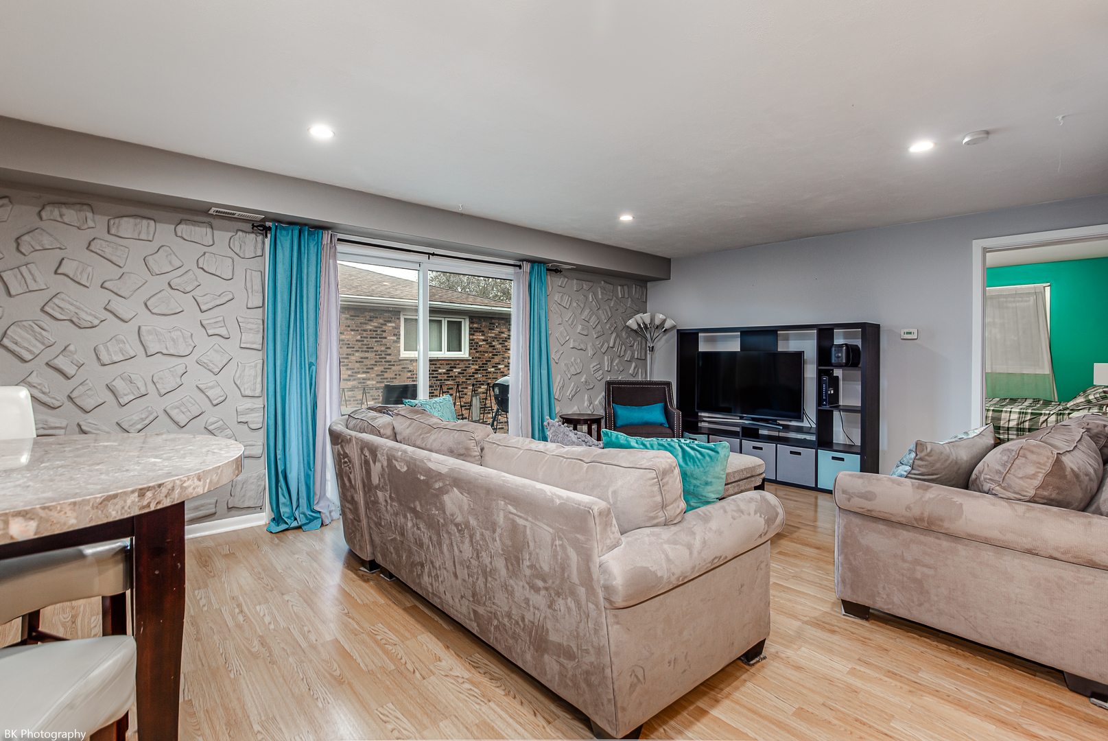 5840 West 77th Street, Unit 302 Burbank, IL 60459 - Photo 6 of 15 a living room with furniture and a flat screen tv