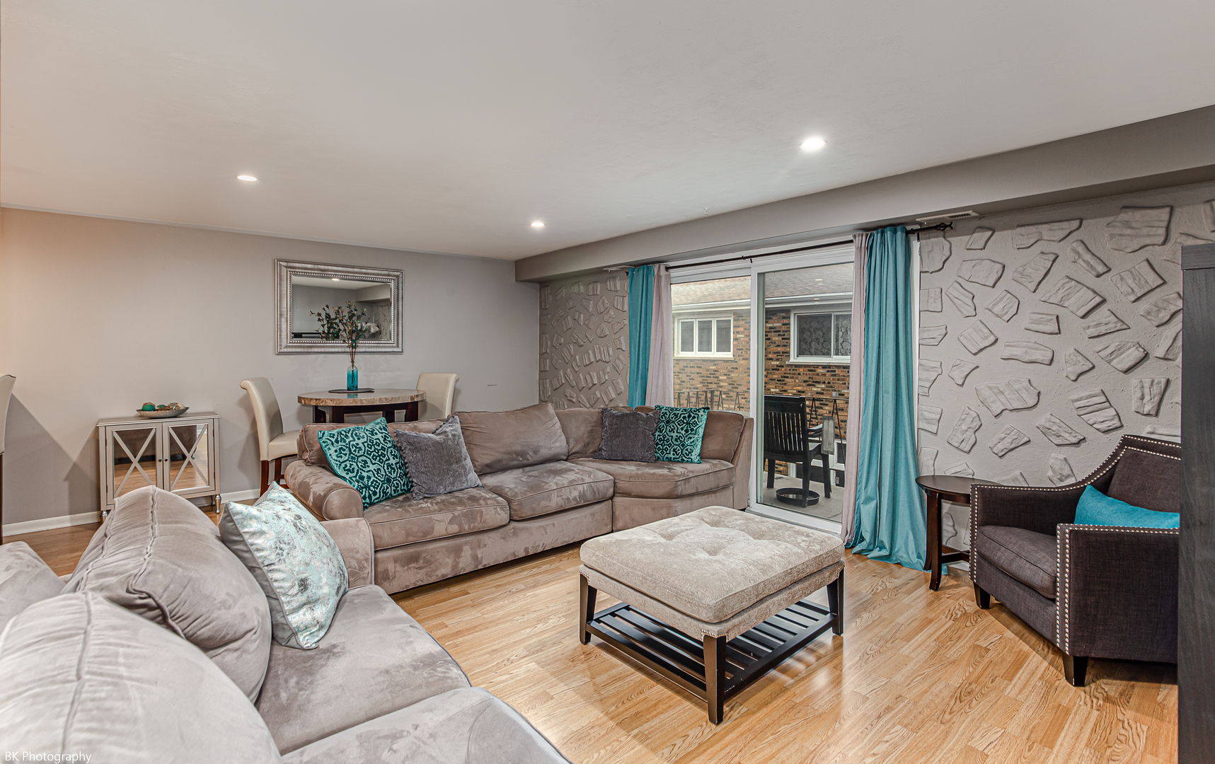 5840 West 77th Street, Unit 302 Burbank, IL 60459 - Photo 7 of 15 a living room with furniture