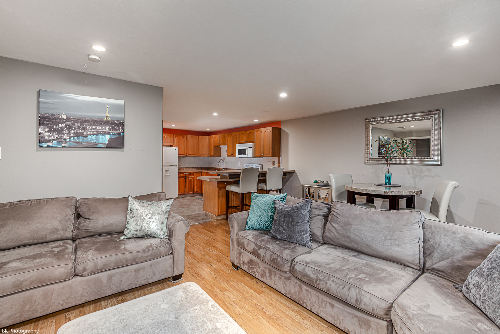 5840 West 77th Street, Unit 302 Burbank, IL 60459 - Photo 8 of 15 a living room with furniture and kitchen view
