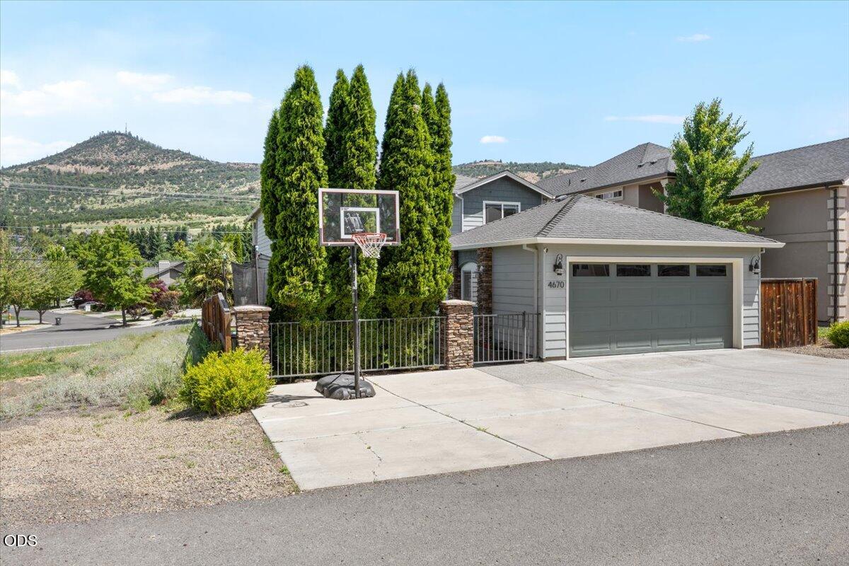 4670 Hillcrest Road Medford, OR 97504 - Photo 1 of 38 Gallery Image 1