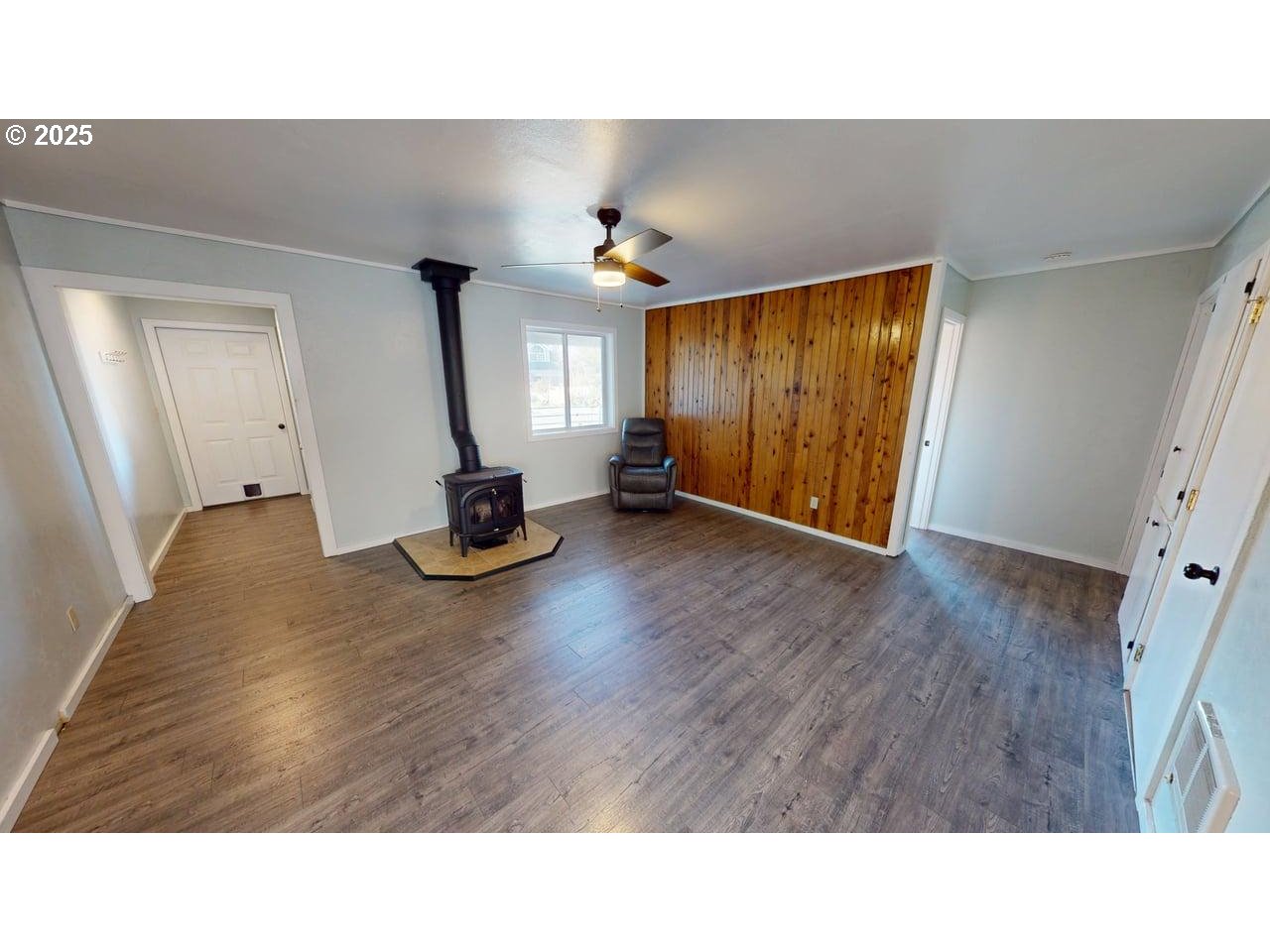 94273 Leith Road Gold Beach, OR 97444 - Photo 2 of 20 a open living room