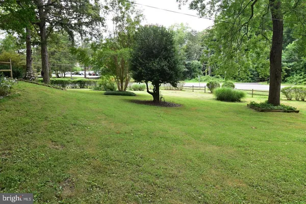 a view of a house with a yard table and chairs